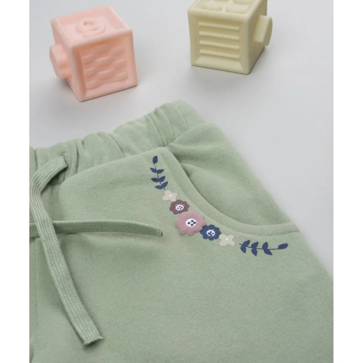 Pantalón niña verde con bordado de flores