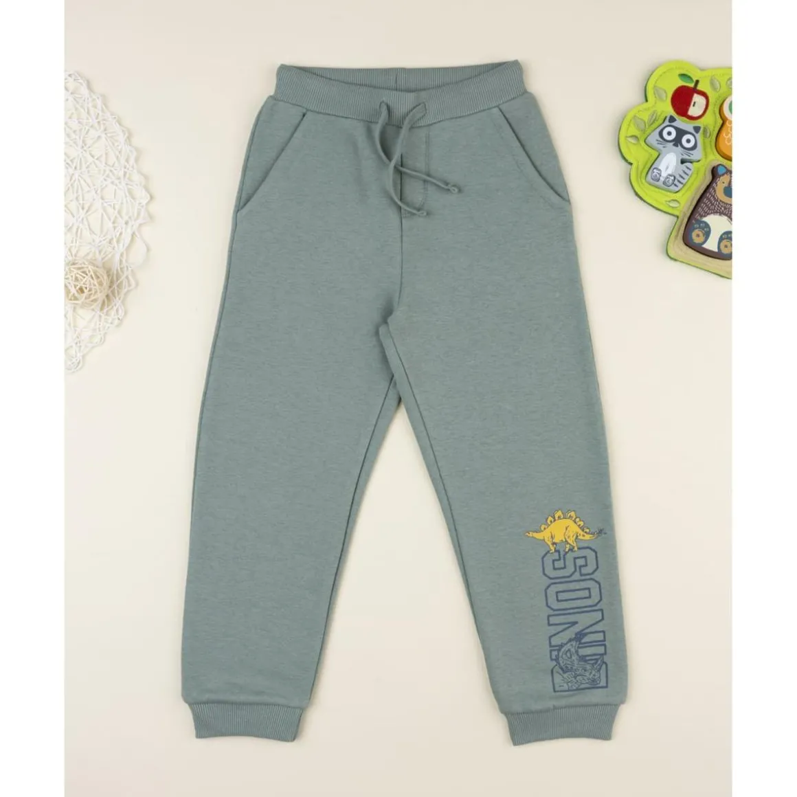 Pantalón niño verde felpado con estampado