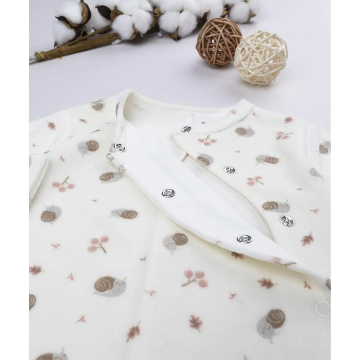 Pelele de niña con caracoles estampados