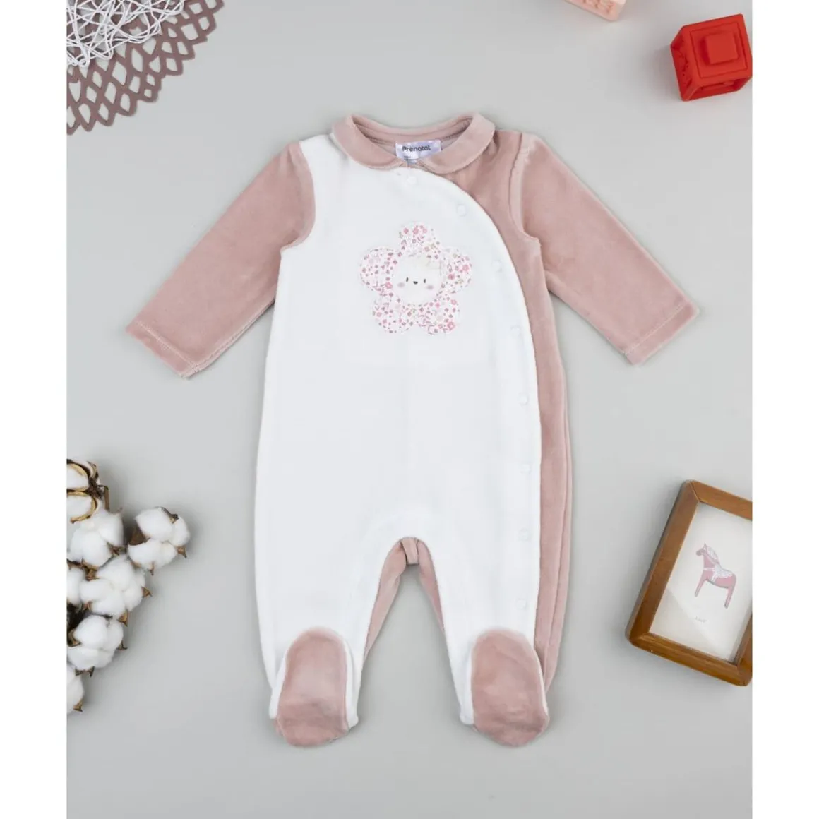 Pijama bicolor de bebé en terciopelo blanco y rosa