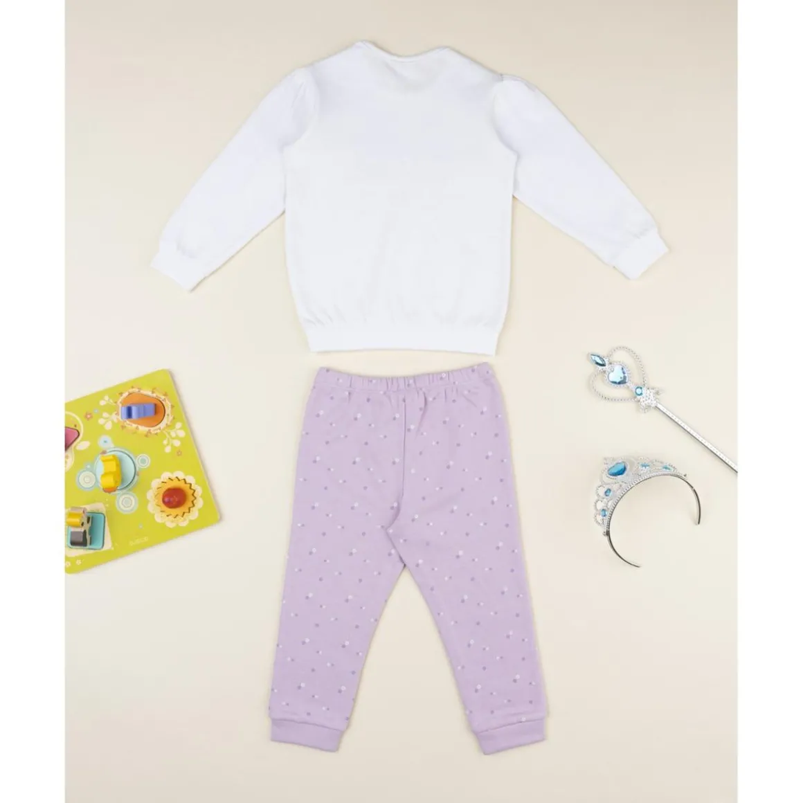 Pijama blanco y lila para niña