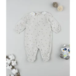 Pijama de bebé en terciopelo marrón con bordados