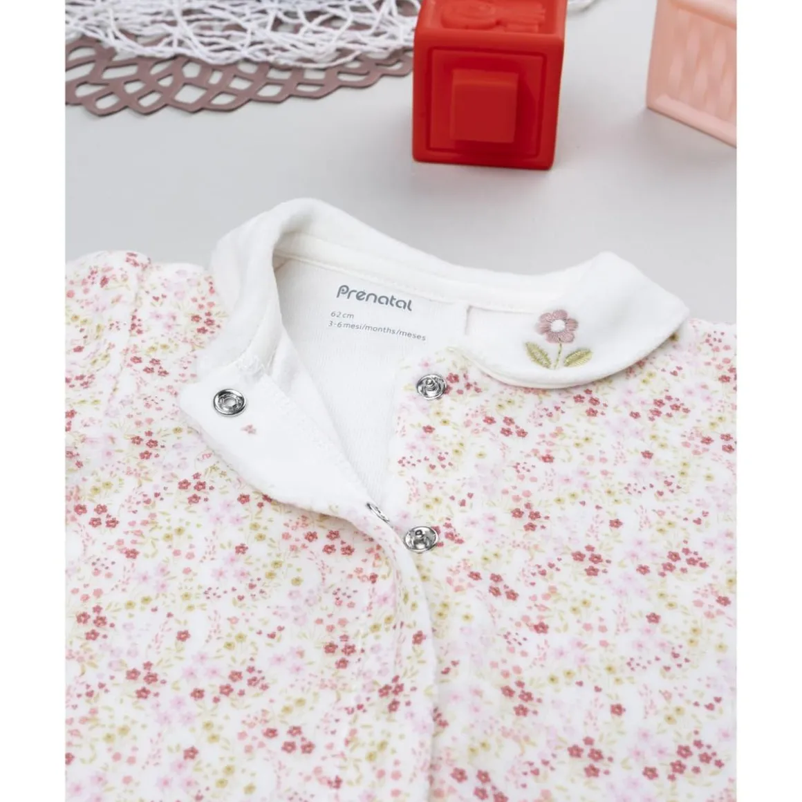 Pijama de bebé en terciopelo con estampado floral