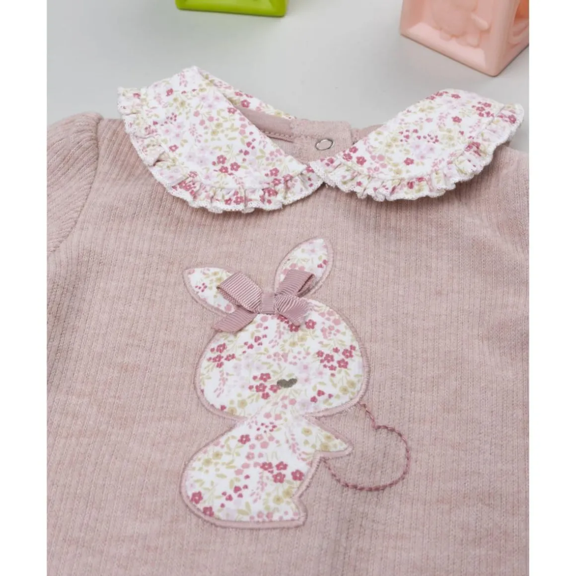 Pijama en color rosa antiguo de bebé niña con patch de conejito