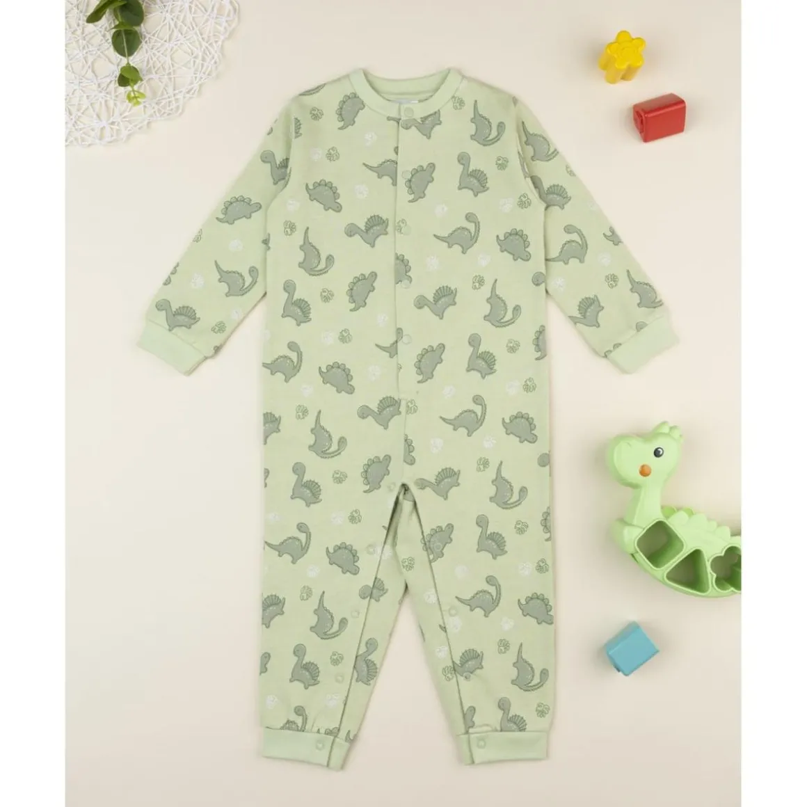 Pijama enterizo verde con estampado de dinosaurios para niño