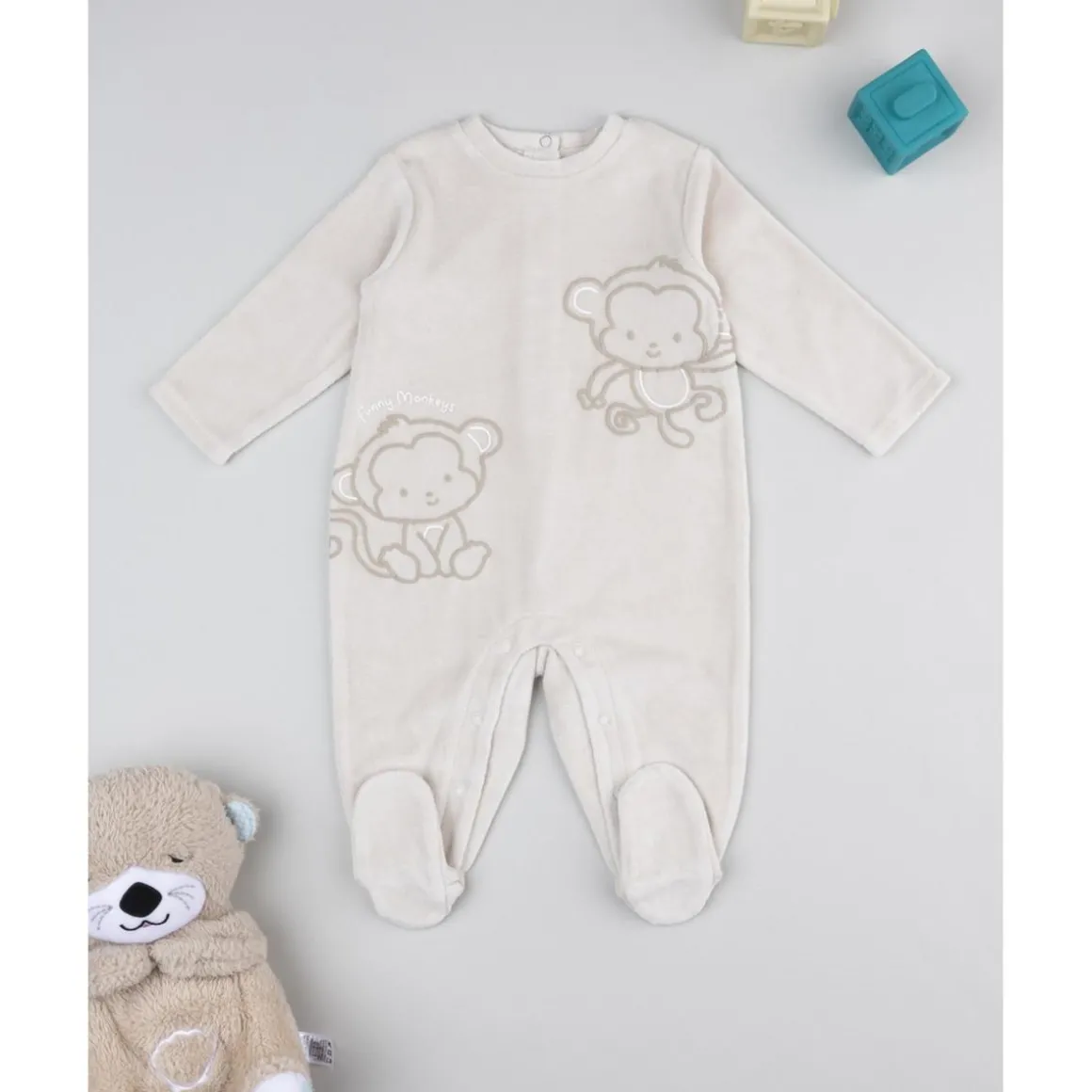 Pijama marrón claro de terciopelo con monitos