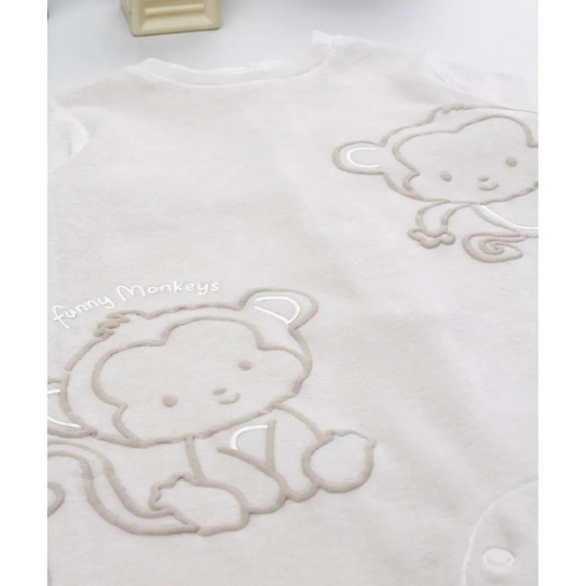 Pijama marrón claro de terciopelo con monitos