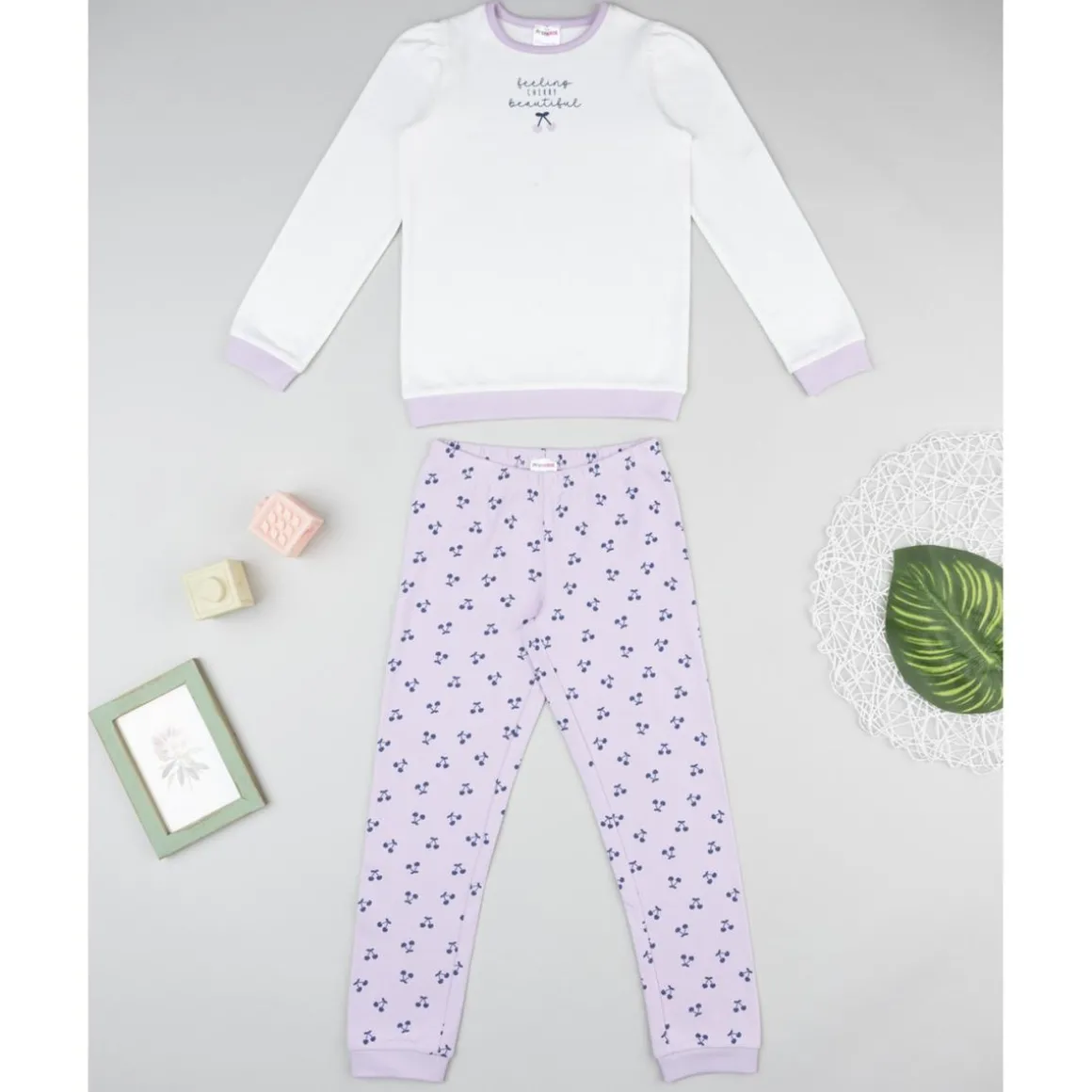Pijama niña blanco y violeta con cerezas