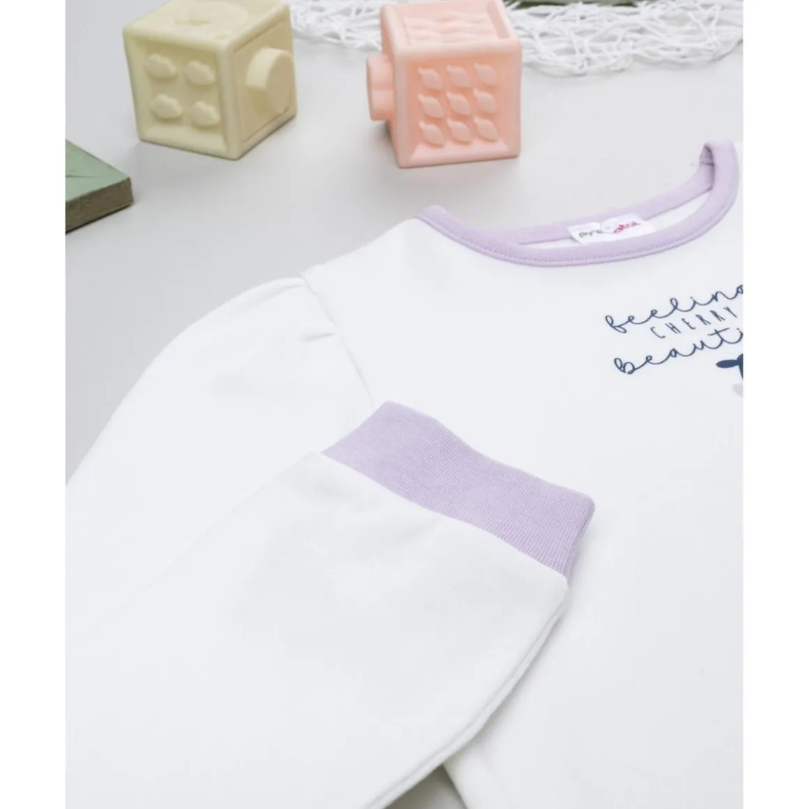 Pijama niña blanco y violeta con cerezas