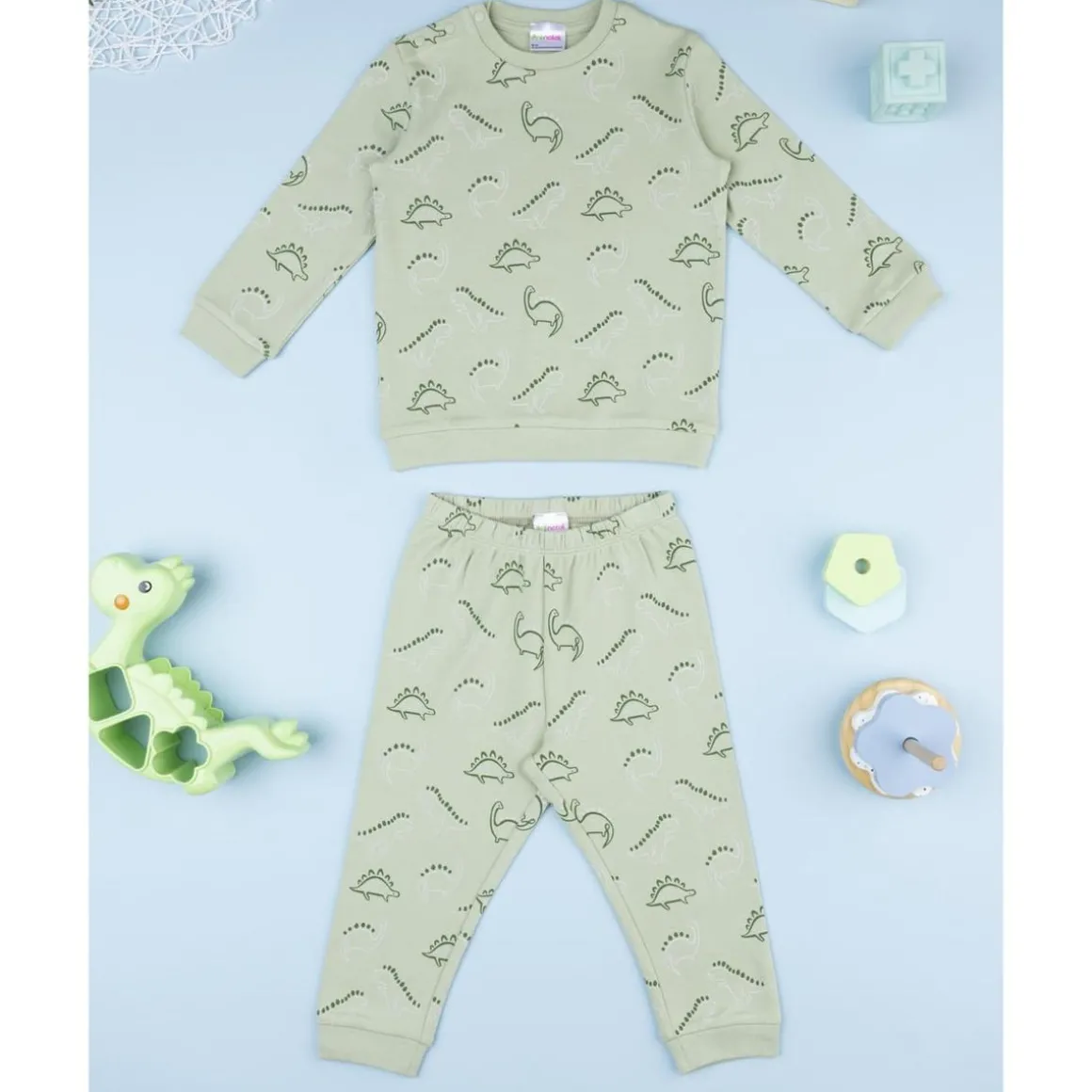 Pijama verde de dinosaurios para niño