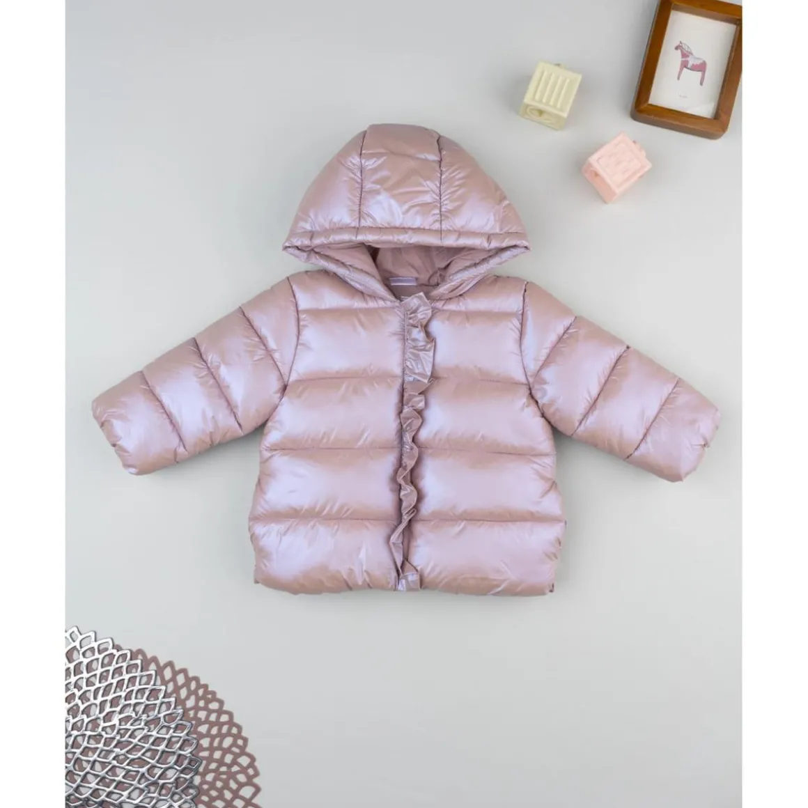 Plumífero rosa laminado para niña