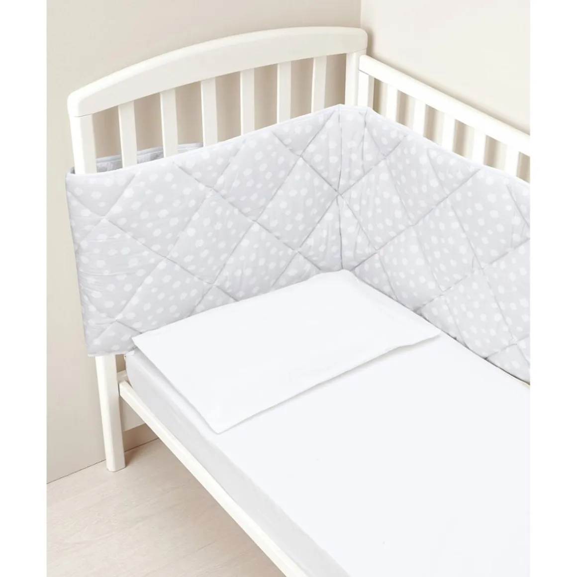 Protector de cuna con estampado de nubes