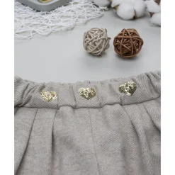 Shorts de niña beige con corazones de strass