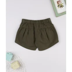 Shorts de niña verdes con bordado floral