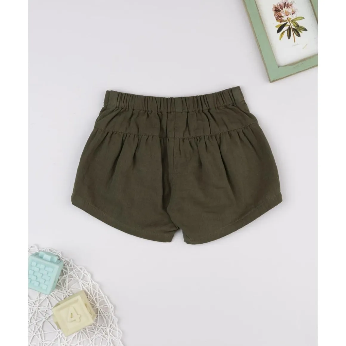Shorts de niña verdes con bordado floral