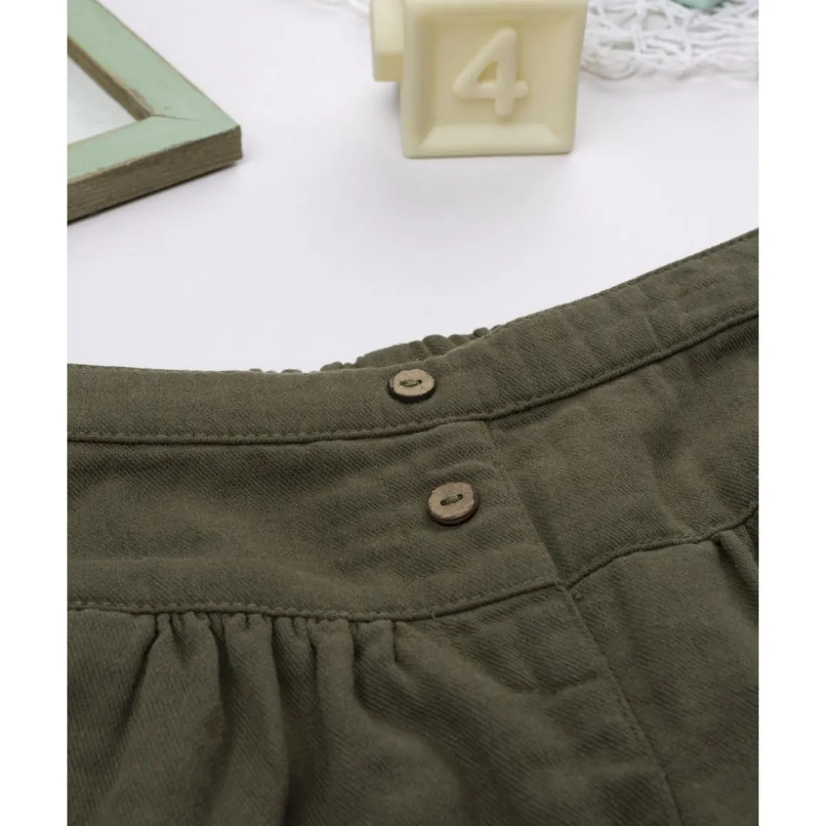 Shorts de niña verdes con bordado floral