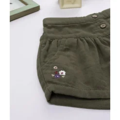 Shorts de niña verdes con bordado floral