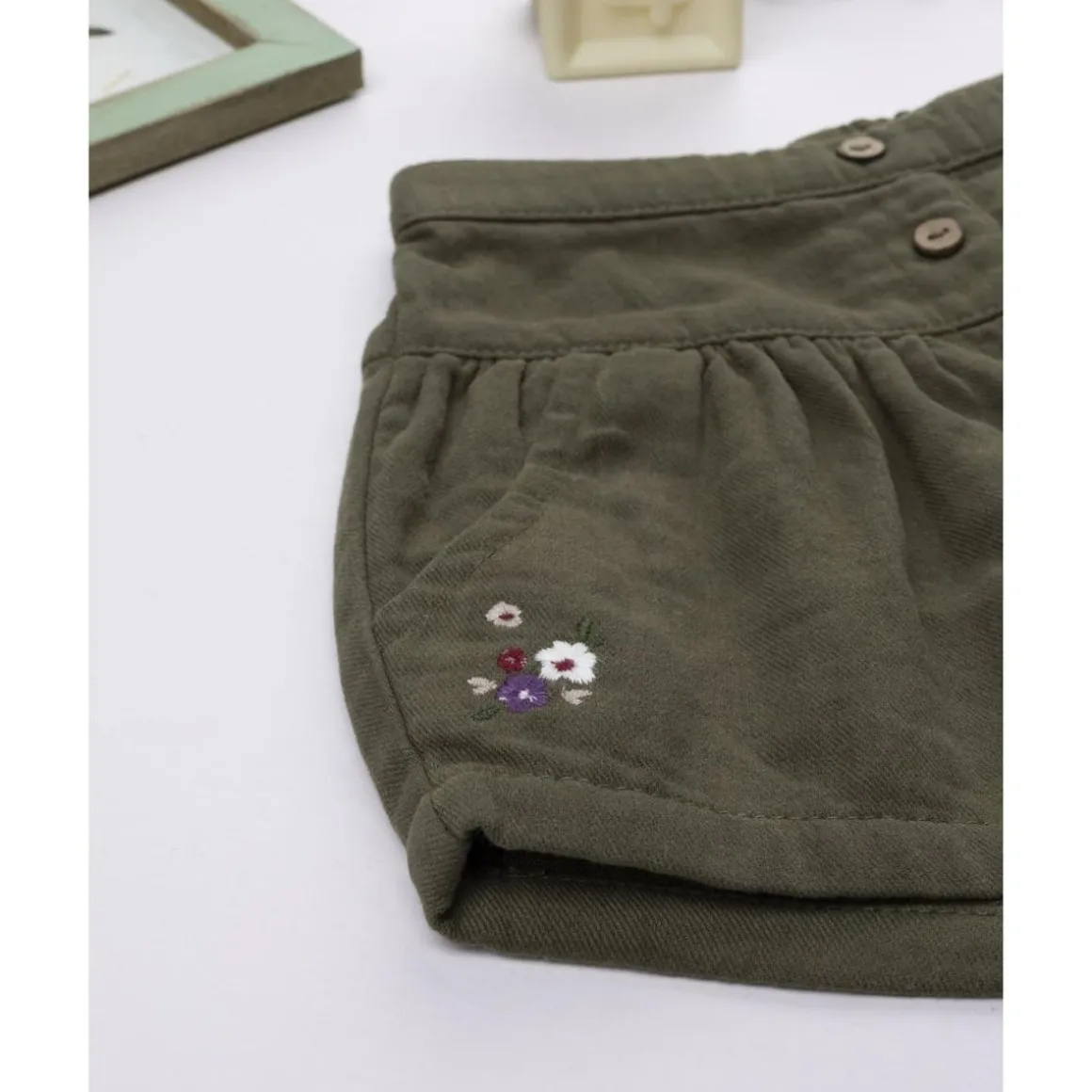 Shorts de niña verdes con bordado floral