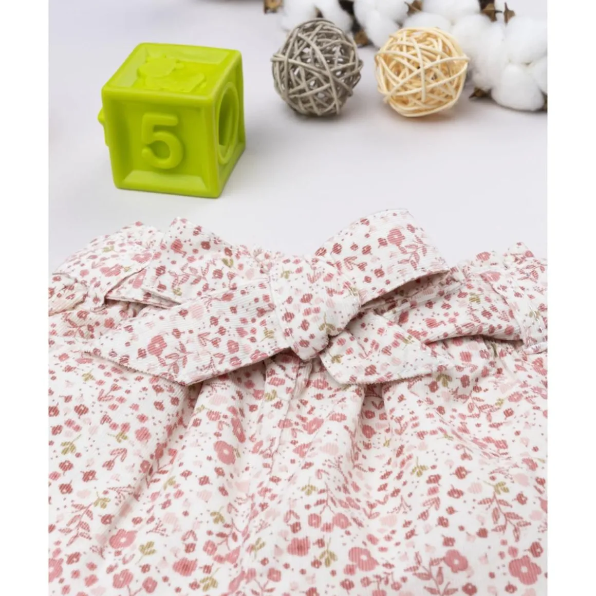 Shorts para niña con estampado de flores rosa