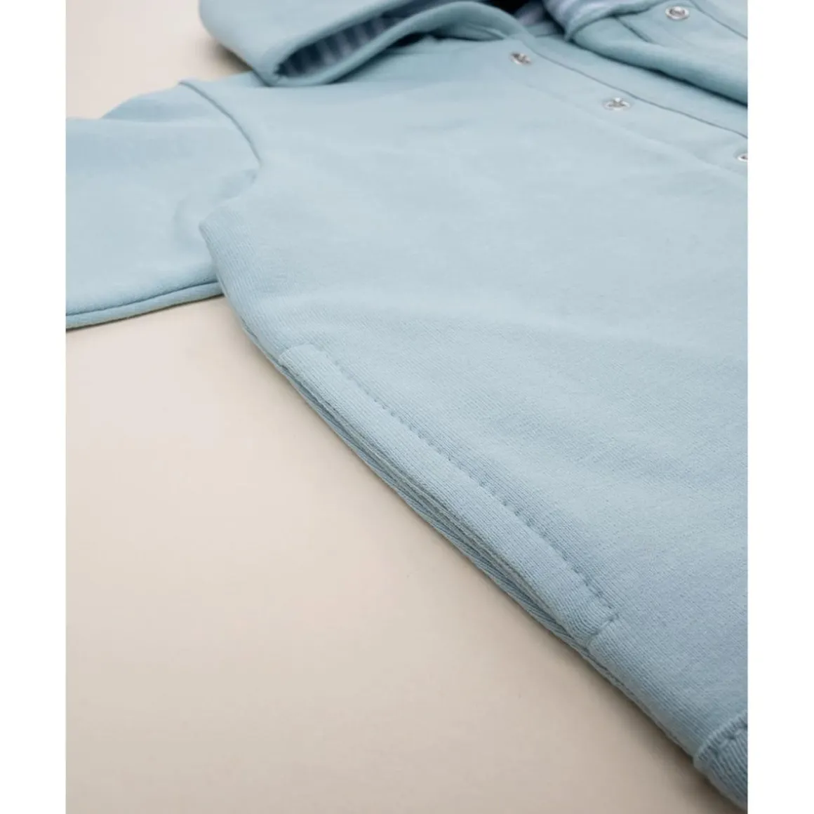Sudadera azul con capucha para niño