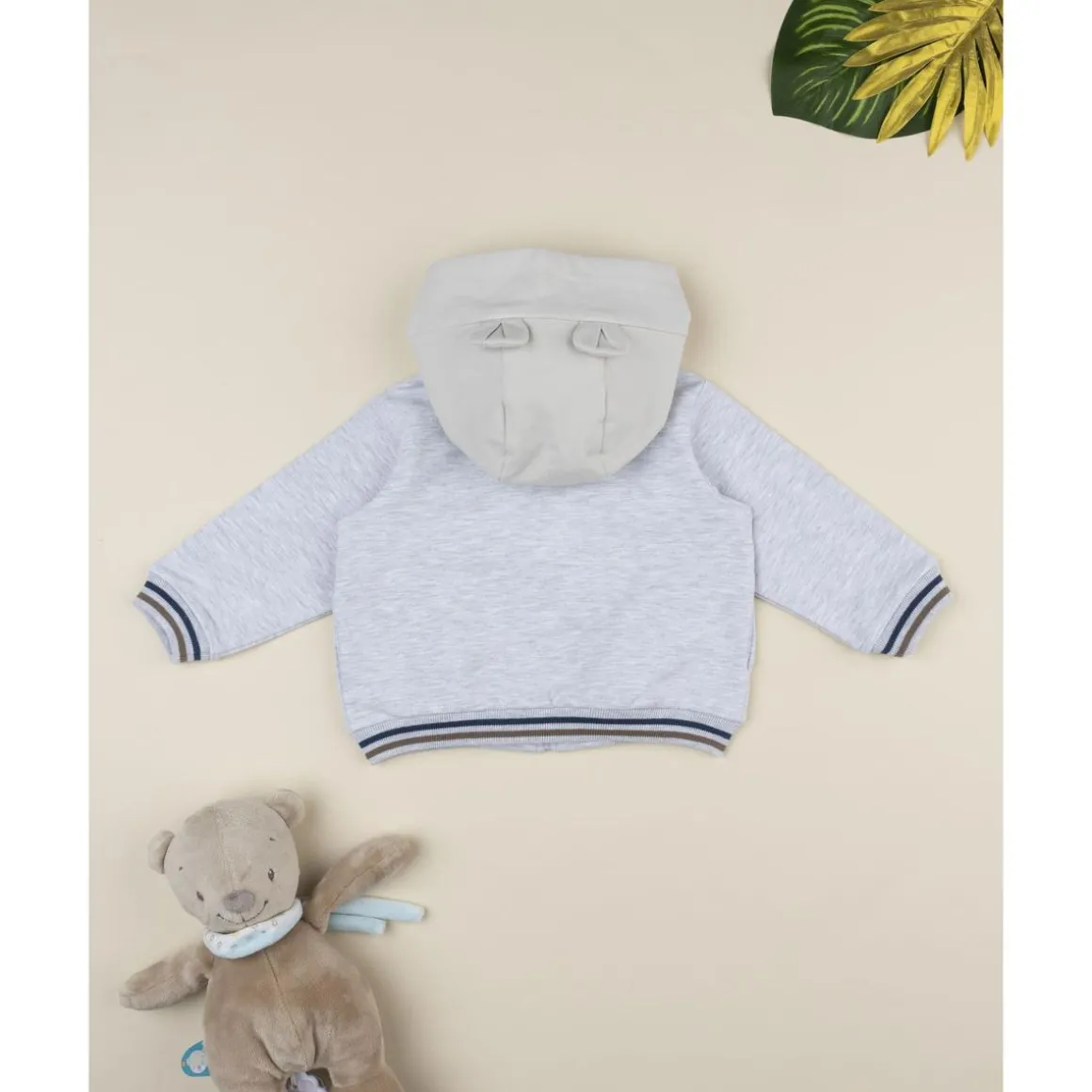 Sudadera gris con capucha y estampado de oso para niño