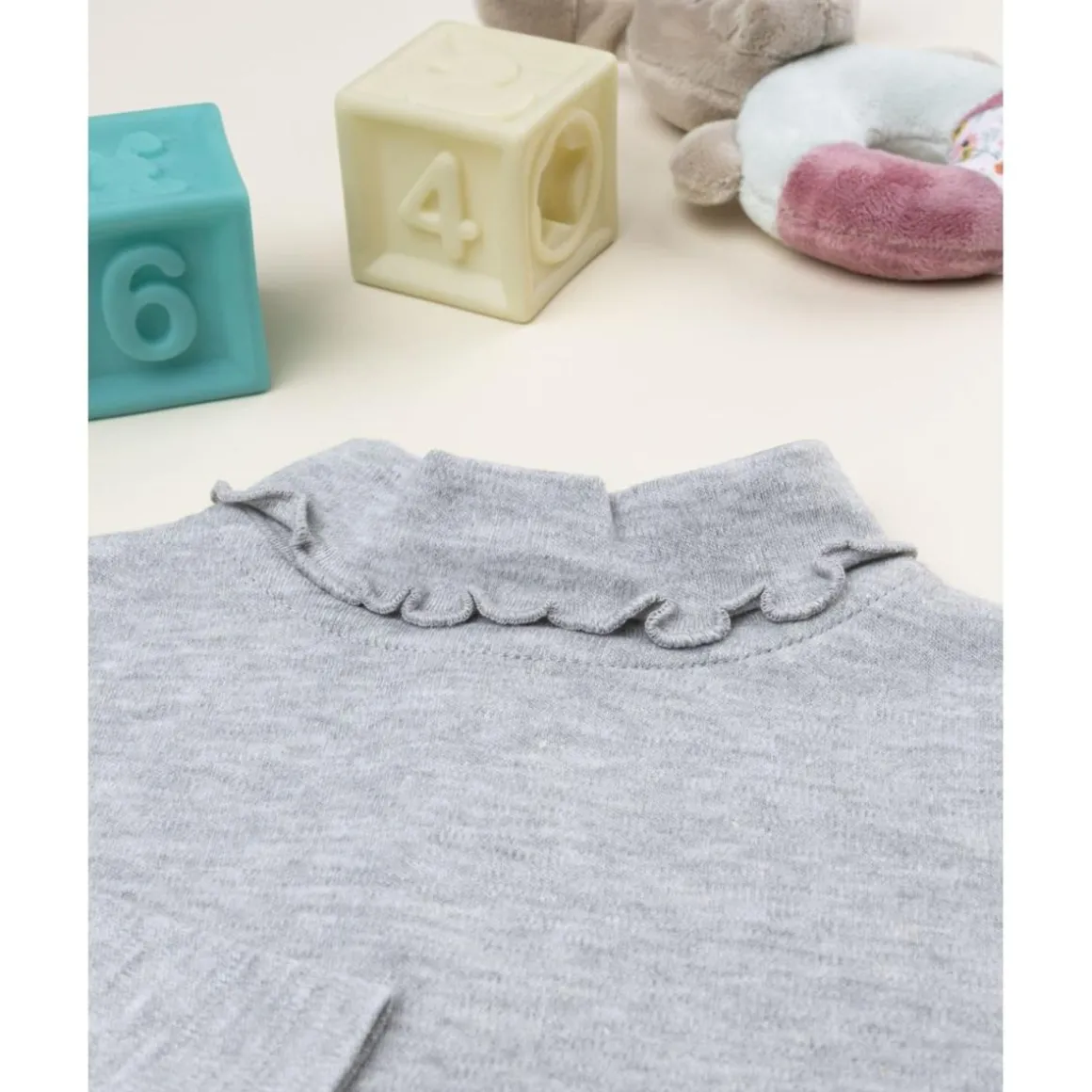 Suéter para niña color gris claro