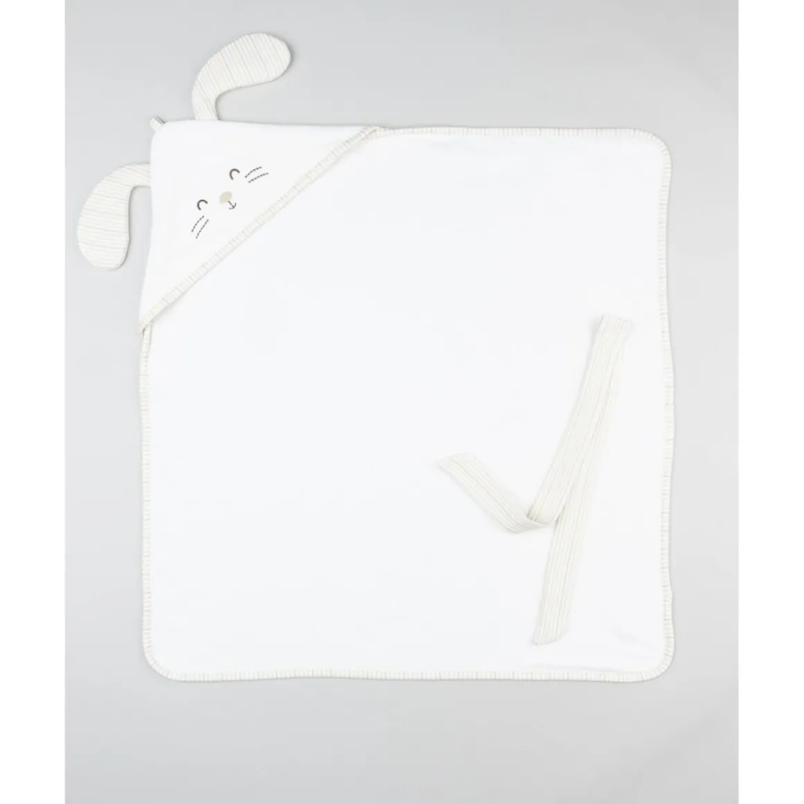 Toalla cuadrada blanca con conejito