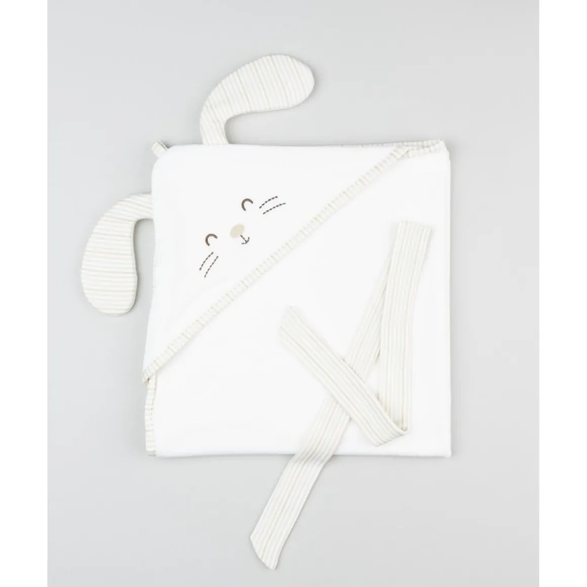 Toalla cuadrada blanca con conejito