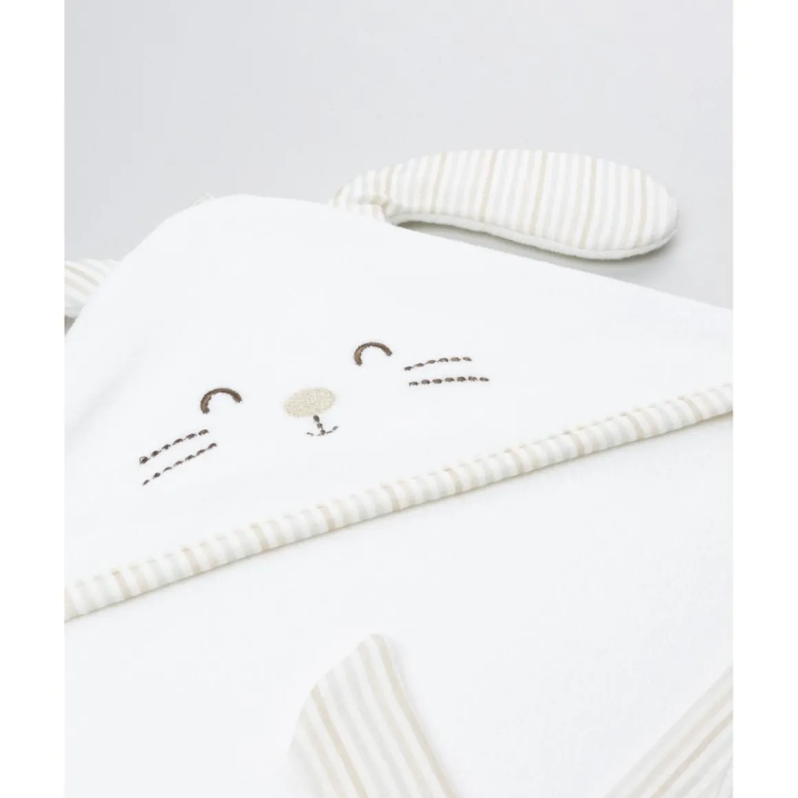 Toalla cuadrada blanca con conejito