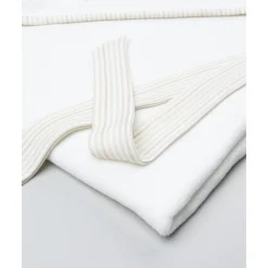 Toalla cuadrada blanca con conejito