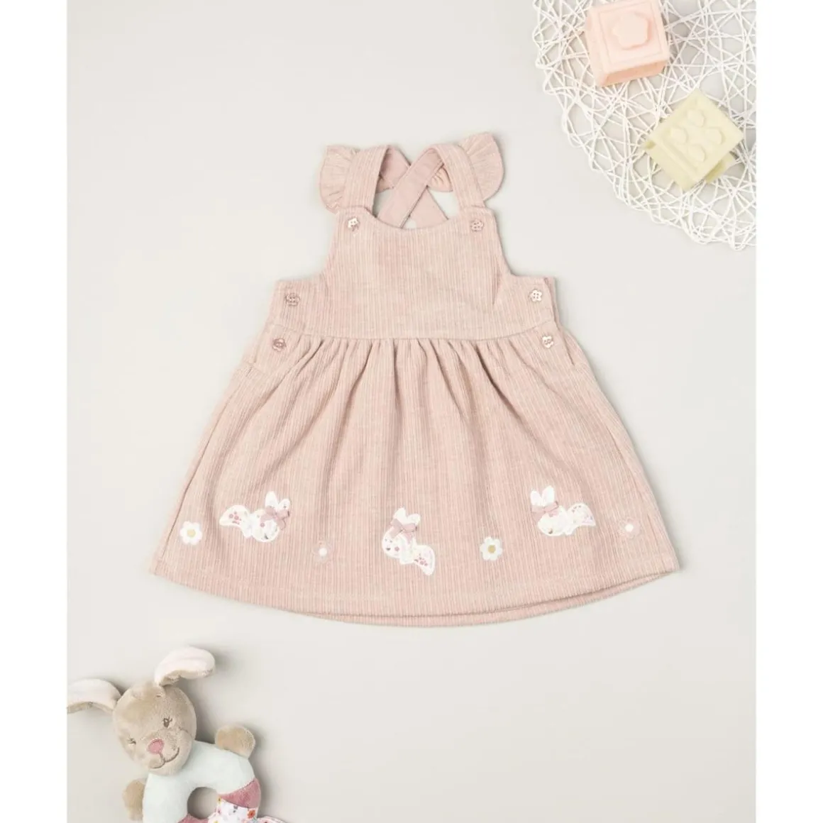 Vestido tipo peto de niña en rosa con conejitos