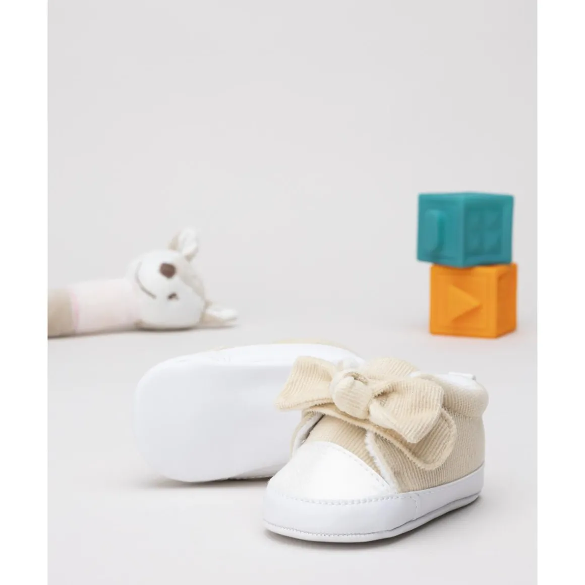 Zapatillas para bebé beige con lazo